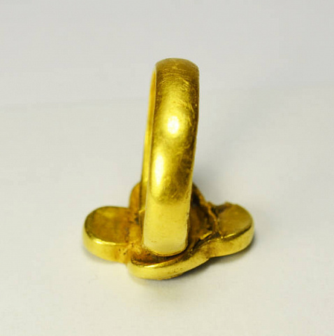 Массивный золотой перстень.Гунны 4-5 век н.э.Полихромный стиль.