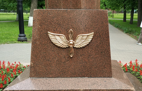 Эмблема ВВС готовая на памятнике Зайцева В.А. в г.Коломне в сквере Зайцева