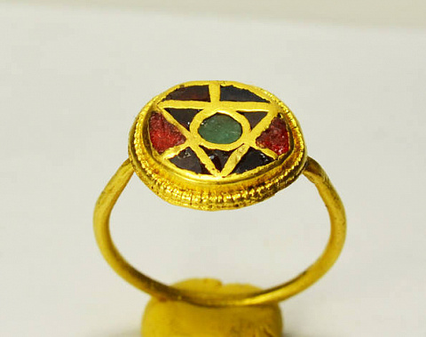 Массивный золотой перстень.Гунны 4-5 век н.э.Полихромный стиль.