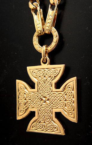 Celtic knots style 18K gold cross necklace