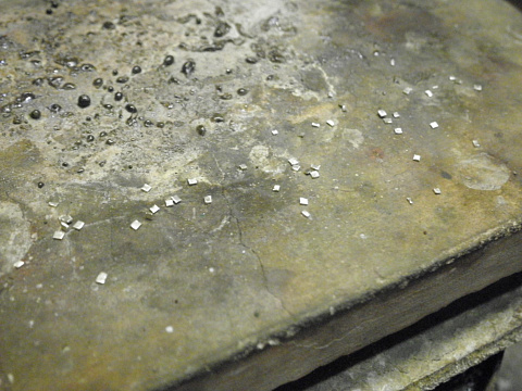 я всегда кусочками припоя, цепочники обычно проволочным припоем паяют(мне не нравится)