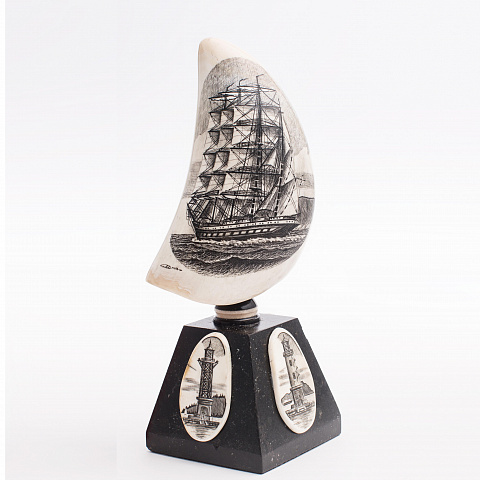 Scrimshaw на антикварном зубе Кашалота. 10х30 см. Подставка - обсидиан. Цена 90.000 руб. (Андрей Доленко)