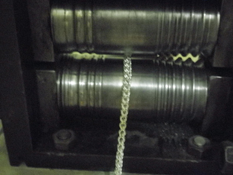 Вальцуем, чтобы цепь не винтила. Главное по чуть чуть..перевальцуешь и кирдык.она винтить будет в другую сторону