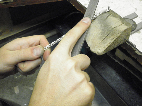 обтачиваем...старайтесь, чтобы цепь была как бы овальная..она самая красивая.