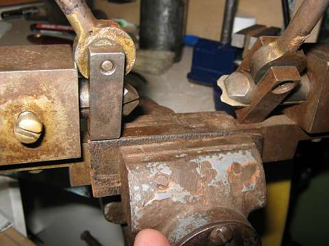 8) настраиваем машинку. В правом зажиме виден упор.