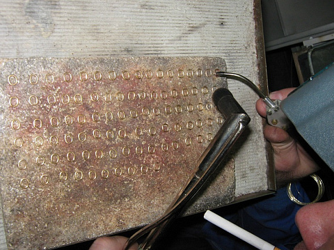 4) Ровняем концы и паяем 1/4 часть звеньев.