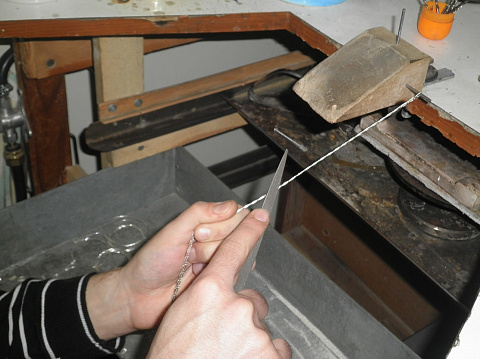 Теперь напильником обтачиваем края под углом, чтобы придать цепочку скругленную форму.