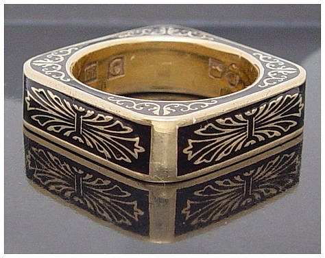 Black enameled 18K yellow gold band