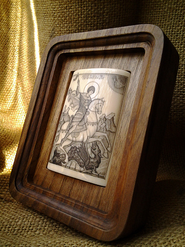 Икона Святого Великомученика Георгия Победоносца.
Скримшоу, бивень моржа, орех.