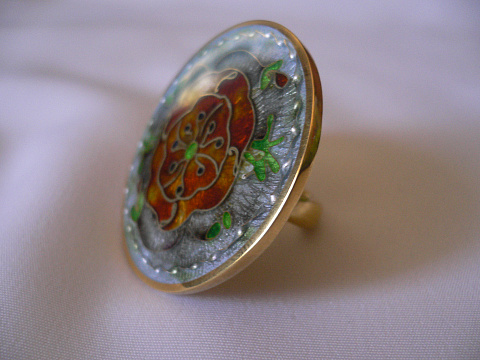 Изделия сделаны из серебра вышей пробы с использованием ювелирной эмали .