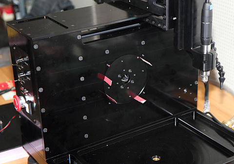 К корпусу изнутри ось А