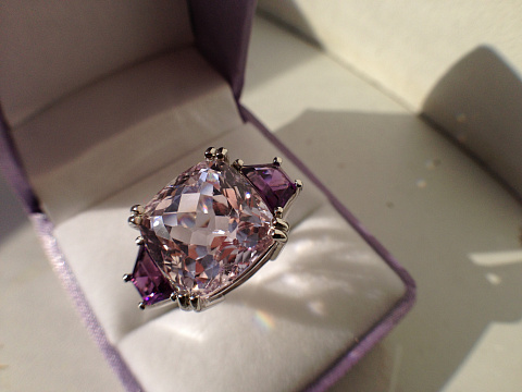 Кольцо с кунцитом и аметистами, 750 белая.