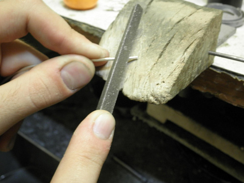 опиливаем конец(можно просто отвальцевать в более узком ручье)