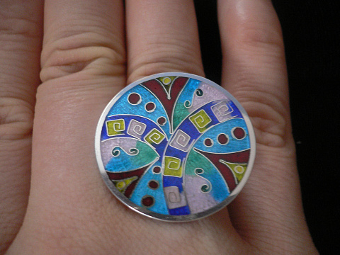 Изделия сделаны из серебра вышей пробы с использованием ювелирной эмали.