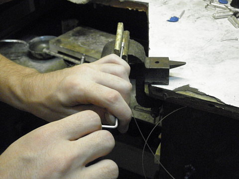 накручиваем ПО часовой стрелке(можно и против, кто как собирает). Я всегда по часовой накручиваю