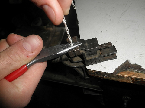 Начинаем выгибать.Выгибаем примерно на 75 градусов. Очень важна повторяемость. Именно одинаковый угол выгибания на всю длинну цепочки. Иначе при вальцовке будут проблемы и понадобиться дополнительный выгиб.