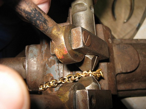 16)собираем  второй ряд.Заводим звено, паяем, гнём.