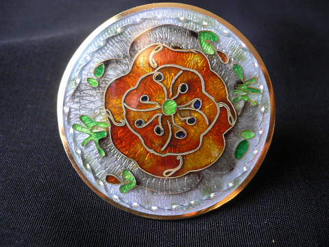 Изделия сделаны из серебра вышей пробы с использованием ювелирной эмали .