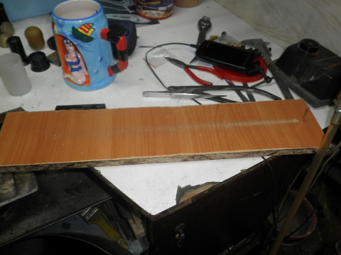 Теперь берем доску. На конце доски вбить сломанный бор)