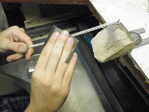 далее шкурим...от более грубой до мягкой...можно конечно прохалтурить...войлок уберет риски, но и на угаре потеряете..