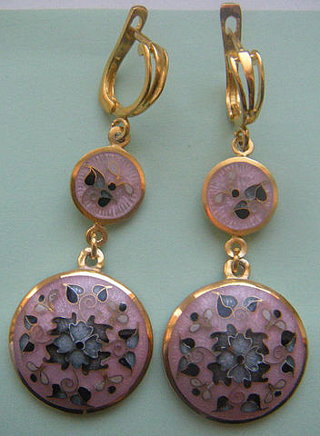 Изделия сделаны из серебра вышей пробы с использованием ювелирной эмали и позолотой.