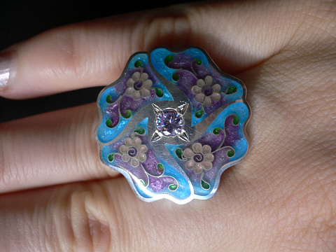 Изделия сделаны из серебра вышей пробы с использованием ювелирной эмали .