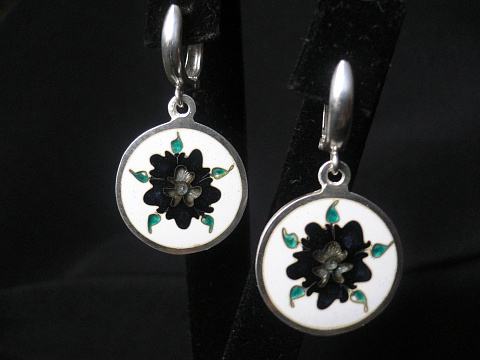 Изделия сделаны из серебра вышей пробы с использованием ювелирной эмали 