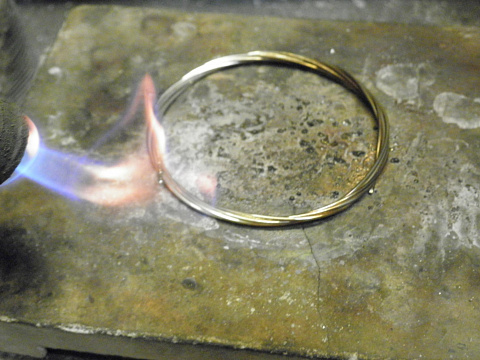 Отжигаем плотно скрученную проволоку.Если не плотно, может расплавится, если тонкая будет