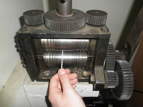 Вальцуем до тех пор, пока перестает винтить. При правильном выгибе в нужный момент, она становится ровной:)