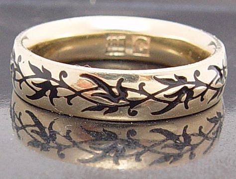 Floral motif 18K yellow gold wedding band with black enamel