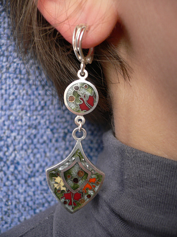 Изделия сделаны из серебра вышей пробы с использованием ювелирной эмали .