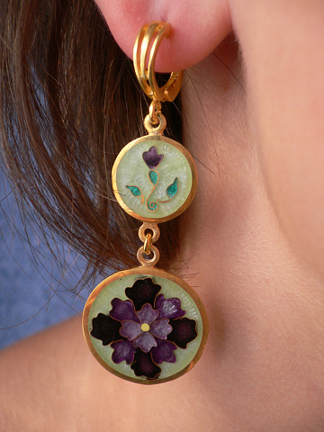 Изделия сделаны из серебра вышей пробы с использованием ювелирной эмали и позолотой.