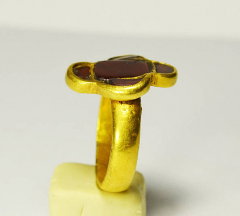 Массивный золотой перстень.Гунны 4-5 век н.э.Полихромный стиль.