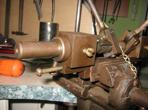 9) настраиваем расстояние и угол поворота  левого зажима - он подвижный.