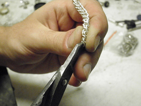 обрезаем усики. Крутые сборщики собирают сразу без усиков. Чем больше опыт сборки цепи, тем меньше усики будут со временем.