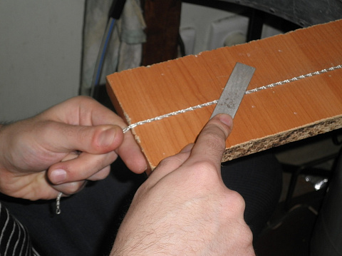 Насаживаем петельку на этот бор и натягиваем цепочку. Теперь обтачиваем грубым напильником по плоскости.