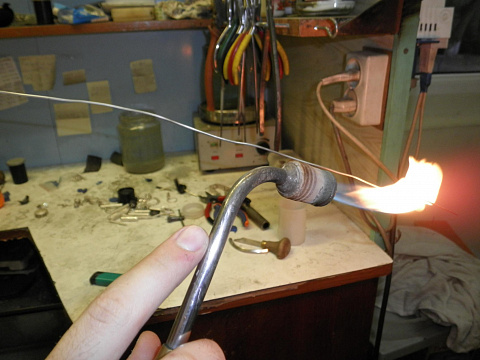 нагреваем прутик и смазываем его воском