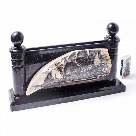 Письменный прибор на стол. Scrimshaw на фрагменте Зуба Кашалота на гранитной основе. 25х12 см. Цена 80.000 руб. (Андрей Доленко)