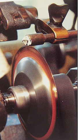 Распиливание сырья при помощи дисковой пилы и алмазной пасты.jpg