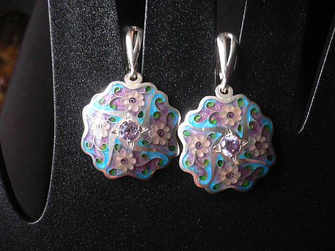 Изделия сделаны из серебра вышей пробы с использованием ювелирной эмали .