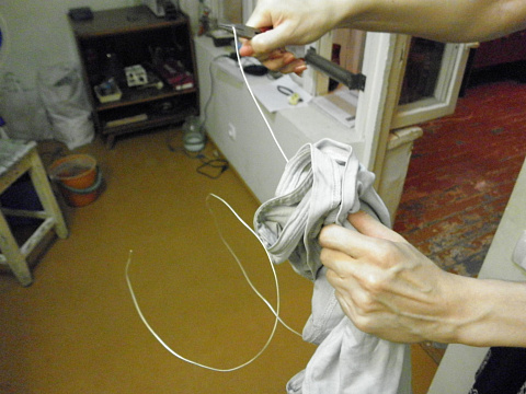 Выравниваем проволоку.Лучше через ткань(на проволоке могут быть заусенцы, если попадет в руку очень неприятно