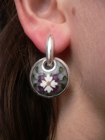 Изделия сделаны из серебра вышей пробы с использованием ювелирной эмали .