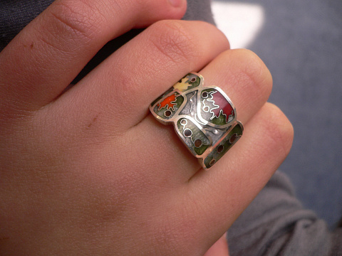 Изделия сделаны из серебра вышей пробы с использованием ювелирной эмали .