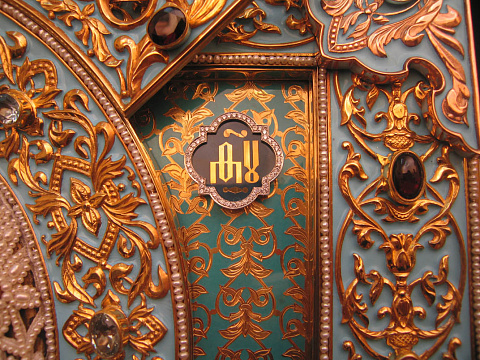 Фрагмент оклада с запильным фоном и буквами.