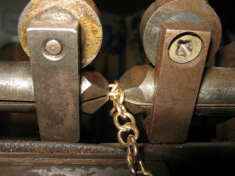 14)поворотом левого зажима до упора( примерно 80 градусов) сгибаем  первые 5-8 звеньев.