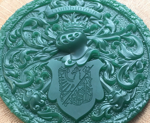 Не 5-осевая, но всё же рельеф сам моделил, по немецкой пивной кружке. Сам герб не никакой связи с городом Гумбинненом не имеет.