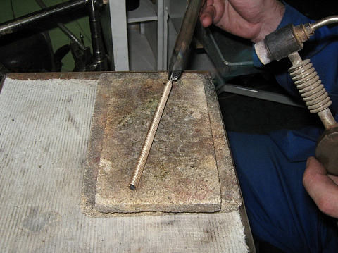 2) отжигаем, снимаем с ригеля.